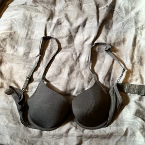 Svart bh - Mycket fint skick, har knappt använt, säljer då den inte kommer till användning.😊