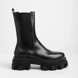 Boots - Supersnygga mellanhöga boots, använda men i fint skick! Inköpta för 2490:- Köpare står för ev. frakt. Finns kvar så länge annonsen är uppe!