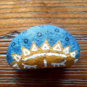 Handmålad sten med solmotiv. Väldigt fin att ha som prydnad! Gjord av mig själv.