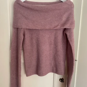 Lilarosa stickad tröja - Säljer min fina stickade tröja från BikBok som inte kommer till användning💗 Köpte den för ungefär tre år sen och har använt den cirka två gånger bara. Den är väldigt skön samt sticks inte och den är perfekt nu till hösten🤍