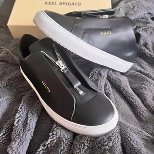 Axel Arigato skor strl 38 dam - Helt nya Axel Arigato skor. Använda 1 gång pga för liten storlek för mig. Helt fräscha och oskadade. Jätte fina och stilrena!  Lägger du bud ingår du i ett lagligt bindande avtal, vid vinst måste du genomföra köpet!