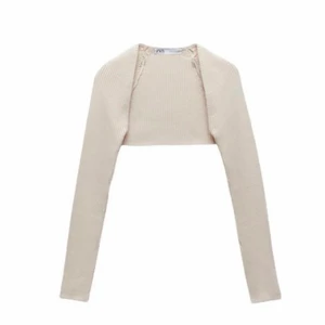 Beige bolero - En super cool beige bolero från Zara med slitsar i armarna⭐️🤩 använd endast en gång och är i super fint skick!!!