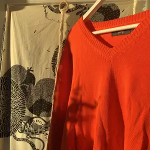 Jag säljer en orange🧡 tröja bara använd någon gång. Köpt på stadsmissionen och säljer för att den är lite stor på mig. Fint skick!  Inga fläckar eller synliga skador.  Kontakta mig om ni vill ha flera bilder! Kan mötas upp i Stockholm på offentlig plats❤️