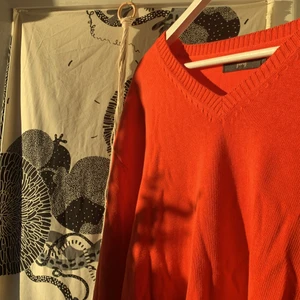orange jättemysig tröja - Jag säljer en orange🧡 tröja bara använd någon gång. Köpt på stadsmissionen och säljer för att den är lite stor på mig. Fint skick!  Inga fläckar eller synliga skador.  Kontakta mig om ni vill ha flera bilder! Kan mötas upp i Stockholm på offentlig plats❤️