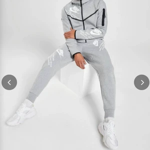 Nike tech fleece - Nike tech, länge varit slutsåld. Lite annorlunda från den vanliga vilket gör den så speciell. Jag köpte tröjan för 1300kr men vill gärna bli av me den därför det låga priset. Nyskick, aldrig använd. Super fin å skön❤️(bara tröjan)