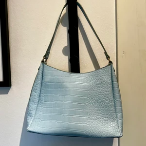 Väska - Ljusblå väska från Mango. Mycket sparsamt använd.