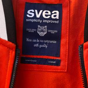 Säljer denna Svea sport jackan då den är för liten, storlek xs, ganska lång i ärmarna. Priset kan diskuteras 