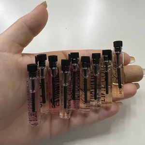 Parfymer - 12 st småa parfymer som är perfekt att ha i väskan. Olika dofter. 30kr för alla.