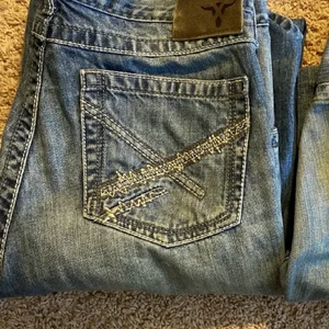 Straight/baggy jeans - Säljer dessa jeans pga alldeles för långa på mig tyvärr. Skulle säga att jeansen passar för runt 175-180+ lång (jag är 169) om man vill ha lågmidjade. Tyvärr ingen beskriven mått på byxan, mätt själv innerben 89 cm och midja tvärs över 43 cm🤍