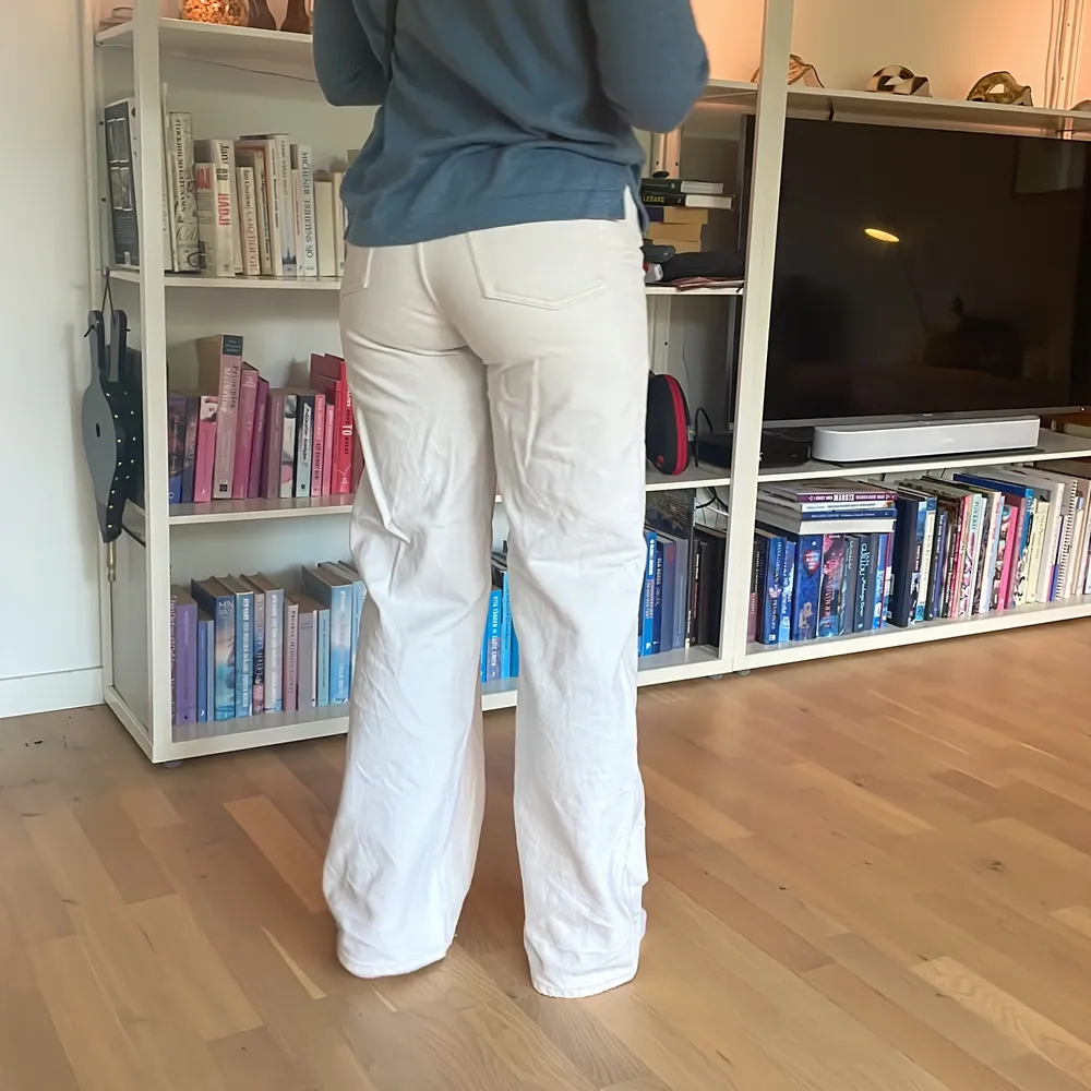 Vida ljust beiga jeans från Lindex med hög midja i modellen Jackie, helt utan defekter. De är strl 36 och sitter som en smäck. Kostade 500kr och är 164cm för referens🤩💕. Jeans & Byxor.