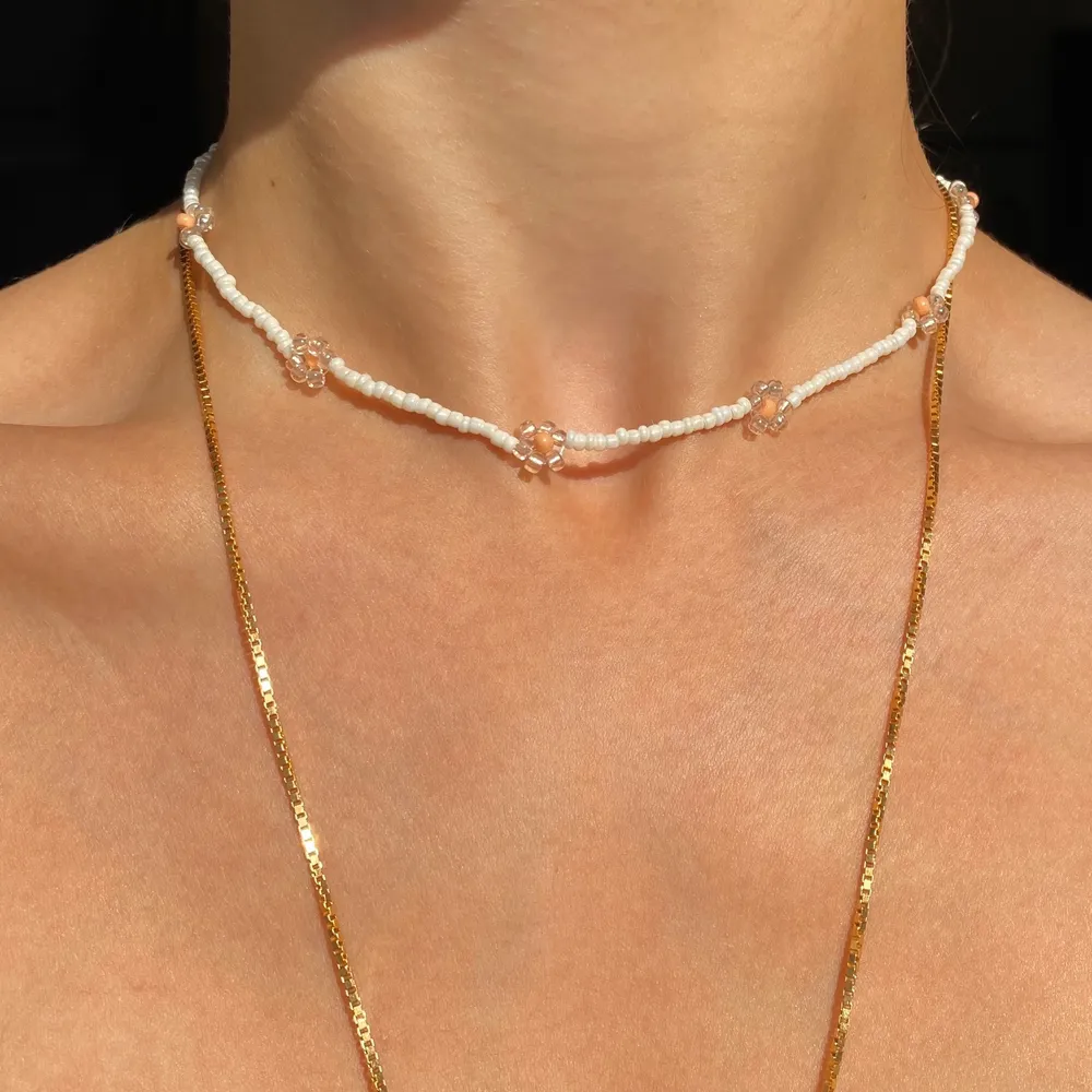 supersött halsband/choker med små blommor🌸🌾 handmade♡ 🌱 längd: ca 36cm material: glaspärlor & elastisk tråd. Accessoarer.
