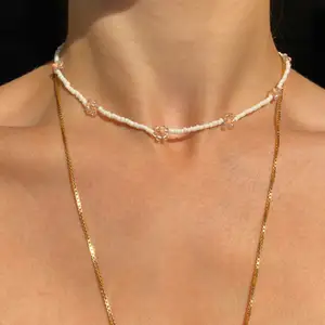 supersött halsband/choker med små blommor🌸🌾 handmade♡ 🌱 längd: ca 36cm material: glaspärlor & elastisk tråd