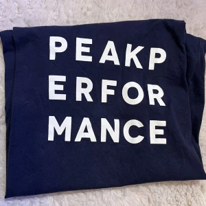 Peakperformance - Peakperformace tröja använd fåtalgånger. 10/10 skick. Oridienarie pris 400kr. Pris kan diskuteras