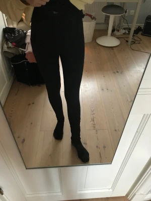 Gina tricot training pants - Ribbade träningsbyxor. TIGHT MIDJA, stretchiga. Text; inner peace in the new success. 