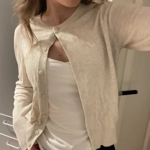 Kofta - Jättefin Beige kofta från hm! 