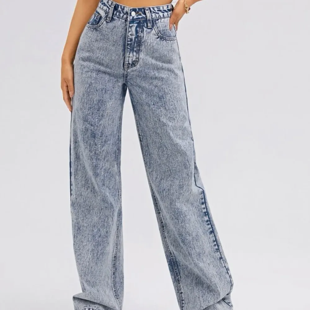Säljer dessa tre byxor för att de kommer inte till användning jag har använd de en par gånger . Jeans & Byxor.