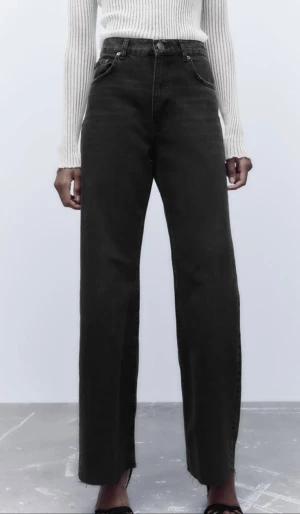 Zara jeans full lenght  - Sparsamt använda zara jeans i strl 38, inga slitningar/hål 