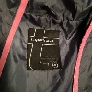 Ytterkläder  - Jacka och termobyxor skulle jag väl kalla det. Inte supertjock dock. Matchande byxor då som man ser också! 