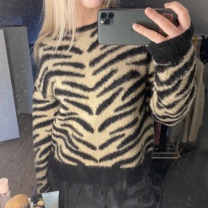 Stickad tröja från nakd  - Super mysig stickad tröja från NAKD, endast använde ett fåtal gånger. Säljer då den inte kommer till användning längre. Storlek xs men sitter som en small. Hör av er för frågor eller fler bilder💓