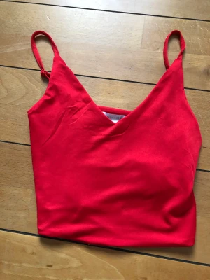 Rött linne - Rött linne! Har fler färger uppe på min sida också! Perfekt julklapp!Frakt tillkommer på 30kr! 