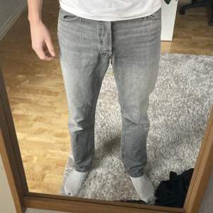 JJICHRIS JJORIGINAL- Jeans Straight leg Jack&Jones  Bra skick, köpte för två månader sen från Zalando. Jag är 182 cm, Storlek 30x34.  Original pris 600 kr  Säljer för 389 kr