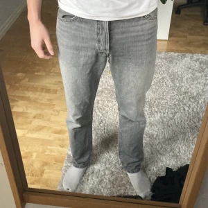Grey Jeans     Jack & Jones - JJICHRIS JJORIGINAL- Jeans Straight leg Jack&Jones  Bra skick, köpte för två månader sen från Zalando. Jag är 182 cm, Storlek 30x34.  Original pris 600 kr  Säljer för 389 kr