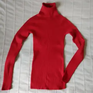 Röd ribbstickad polotröja från Gina tricot. Storlek XS. Väldigt elastisk och sitter skitsnyggt. Sparsamt använd. 70% viskos och 30% polyamid.