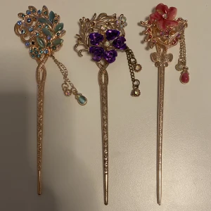 :) - Aldrig kommit till användning! Superfina till håret❤️Köpta för längre sen så har ingen aning om märke. 100/st