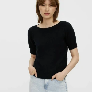 Stickad tröja - En svart stickad tröja med kort ärm som är använd ett fåtal gånger, men är i bra skick!⭐️⭐️