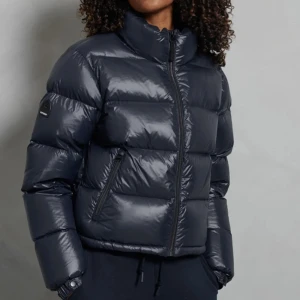 Navy blue jacket - Otroligt snygg och trendig jacka som är helt ny. Jackan är i färgen ”Navy blue”. Den är köpt på Zalando och har inga defekter. Säljer för att jag råkade ta fel storlek och för sent för retur💗nypris: 1400 kr💗Kom privat för fler bilder eller funderingar💗