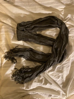 Fin gröngrå scarf - Grön grå scarf (mer grön IRL) passar bra till höst eller vår. 