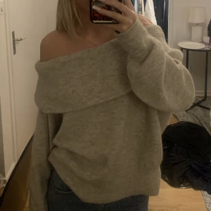 off-shoulder grå tröja  - säljer denna fina varma tröja från hm, köpt för nån månad sen, säljer den pågrund av att ja inte får så mycket användning av den, skriv om ni är intresserade❤️