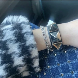 Valentino armband - Säljer detta sjukt unika och snygga valentino armband. Jätte snyggt original pris var 3800kr ❤️ köpt för 1 1/2 år sen men knappt använt d