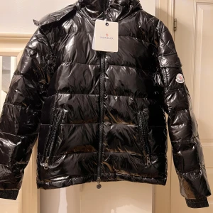 Moncler Maya - • Rep, Qr kod osv finns • Str S • Färg svart • Ej använd