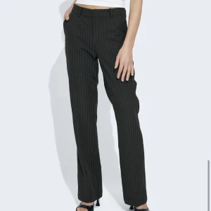 Randig kostymbyxa - Så fina randiga kostymbyxor strl 40 men pssssr mig som bär 38 i byxor. Är 168 o de går lite över foten på mig 🤍