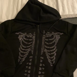 rhinestone kofta  - Säljer denna koftan men rhinestones. Säljer den för de inte är min still länge. I storlek M💕