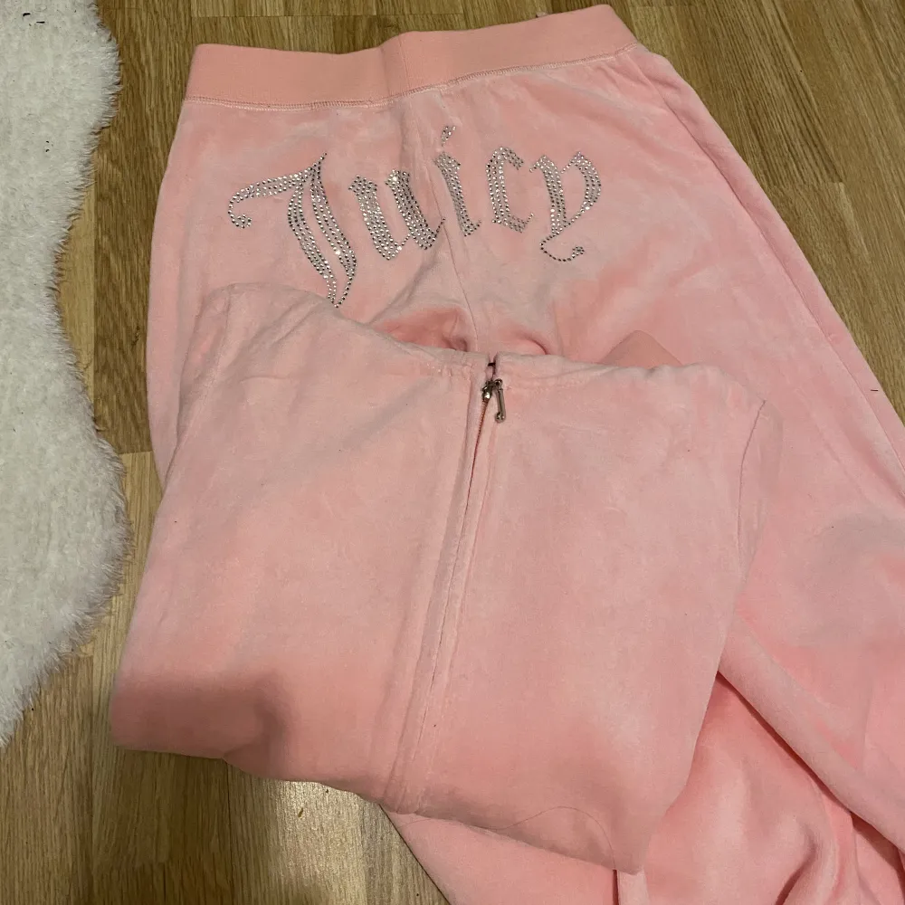Juicy sett som e rosa med glitter där bak på tröjan & byxorna 💕 som ny storlek XS Skriv för fler bilder. Jeans & Byxor.