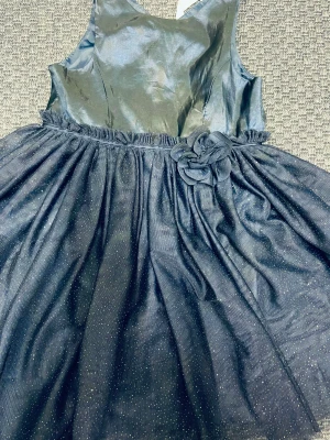 Mörk blå klänning  - Klänning tågrån HM marin blå med guld prickar  Bra skick