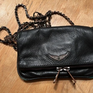 Zadig Voltaire väska  - Säljer denna dina Zadig Voltaire väskan i den lilla modellen, lite sliten som man ser på bilderna därav priset, men inget man tänker på när man har på sig den. Nypris 2000kr. 