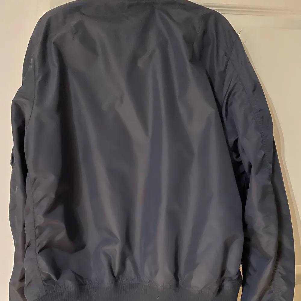 Alpha industries bomber jacka Storlek: M COND 8/10 Använd ca 5 gånger Nypris 2700 Mitt pris 300. Jackor.