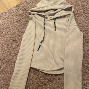 Stronger, träningströja  - Tränings tröja, med luva och långärmad.