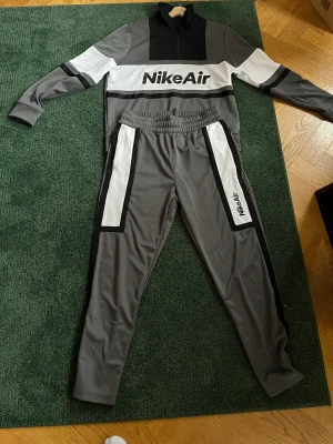 Nike tracksuit  - Retro Nike tracksuit.  Fräscht skick  Strl: S 