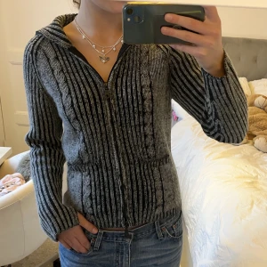 Kofta!! - Säljer denna super snygga kofta står ingen storlek men skulle säga att den är S/M❤️