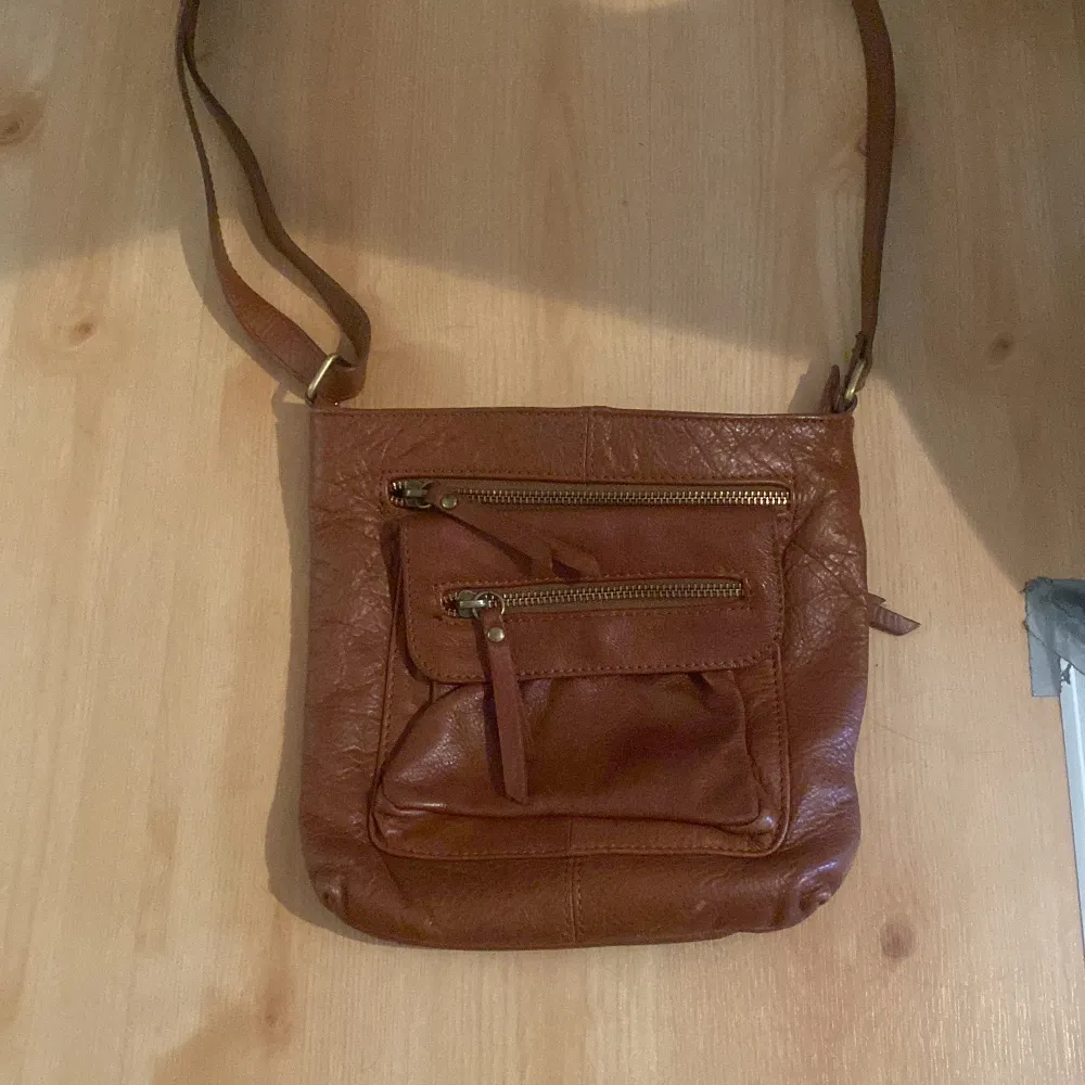 En brun vintage väska, knappt använd och ser som ny ut❤️! Skitsnygg och rymlig väska, pris kan diskuteras . Väskor.