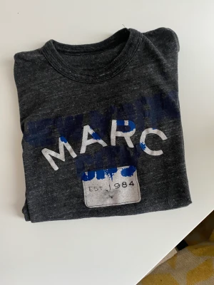 T-shirt Marc Jacobs - Grå marc jacobs t-shirt storlek xs. 