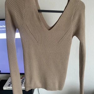 Ribbstickad tröja  - Beige ribbstickad tröja från Gina Tricot, aldrig använd 