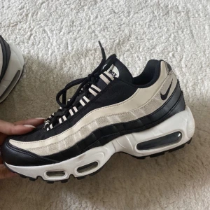Nike airmax 95 - Säljer mina airmax 95 då de tyvärr inte används längre. Storlek 38,5, US 7,5 Endast använda inomhus!  Kan fraktas eller mötas upp i Norrköping/Stockholm