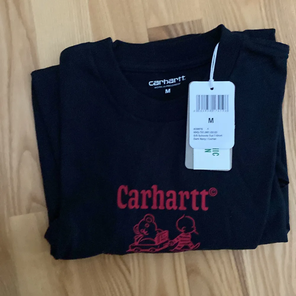 Säljer dessa snygga T-shirts från Carhartt! Dem kostar 499kr i butik och jag säljer dem för endast 249kr styck‼️ halva priset rabbaterat, jag har storlek Medium. Kan mötas eller frakta för 49kr. Skriv vid intresse😁. T-shirts.