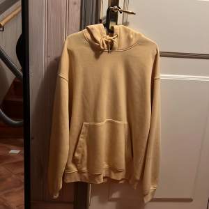 Här säljer jag en snygg gul hoodie från jack&jones. Hoodien har inga hål eller skador, har haft hoodien i 2 år. 