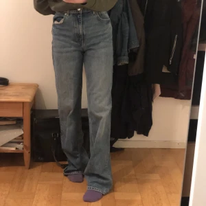 High waist jeans  - Snygga high waist jeans! Köpte begagnat Men inte använda. Är lite för långa för mig 165!